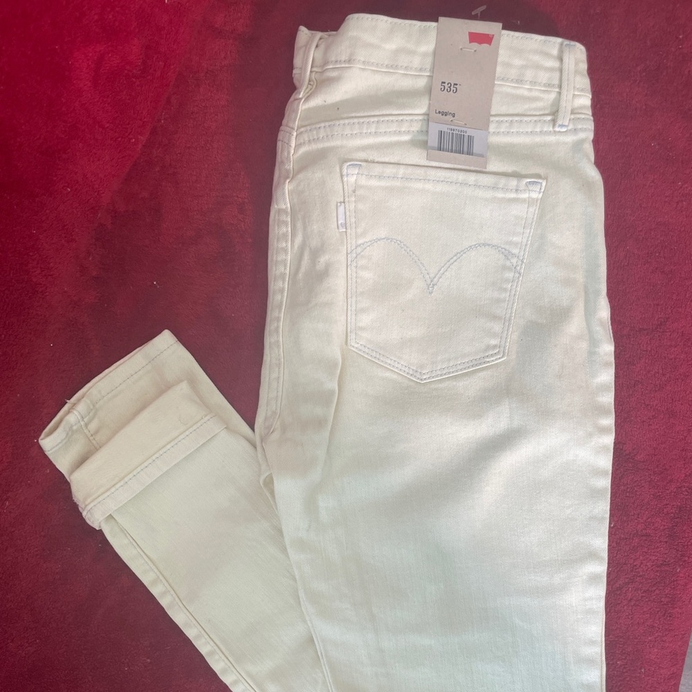Cream Levi Jeans 😍